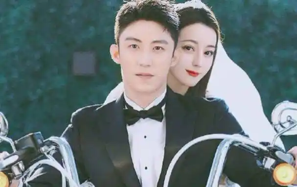 迪丽热巴爸爸参加活动,和美女亲切合影,身材高大方圆脸不像热巴_长相