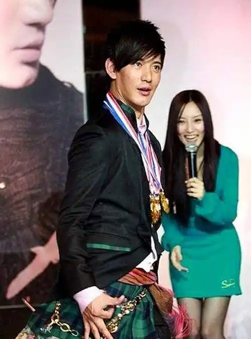 很快她也搭上了藏族小伙蒲巴甲,不但长得帅,还高大威猛.