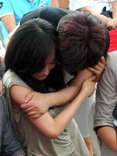 被粉丝强吻强抱的女星们:李宇春淡定,杨幂无奈,刘亦菲受伤