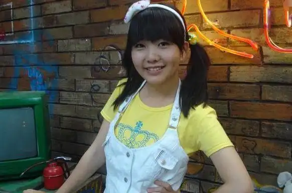 朵朵的扮演者名叫段丽阳,1993年出道的她也只比杨紫小一岁,从3岁开始