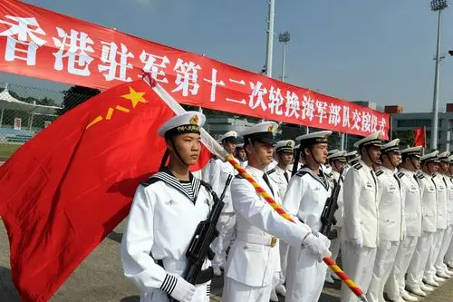 11月25日在驻港部队海军基地昂船洲码头海军部队举行交接仪式