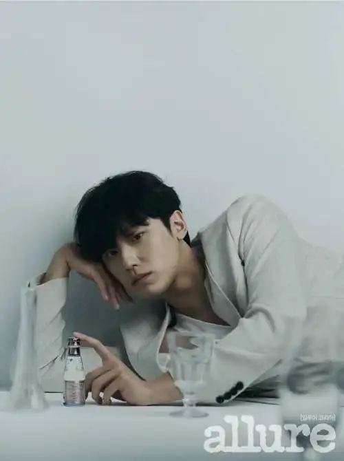 李到晛最新杂志写真曝光 眼神犀利展侵略派性感