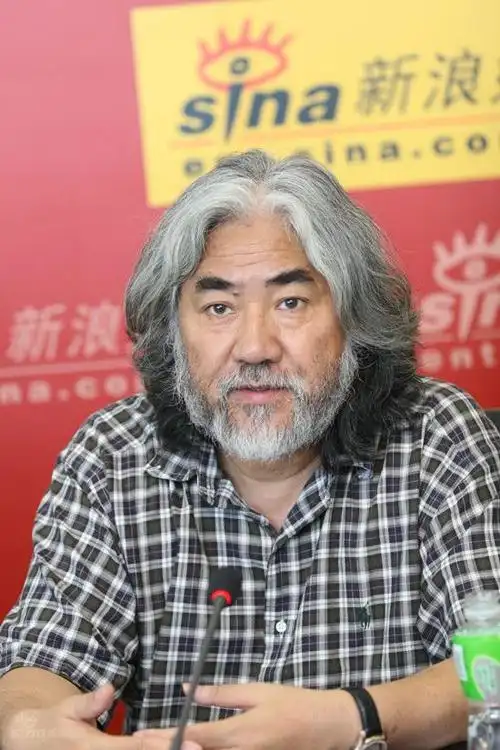 图文:《西游记》导演张纪中正襟危坐