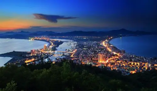 双月湾的夜景也是非常漂亮的,安全性也比较高,晚上建议大家有空出去走