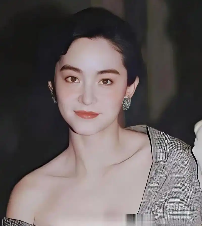 林青霞# #港风美人# 有一种美貌叫林青霞,她年轻时候的颜值是真蹈高