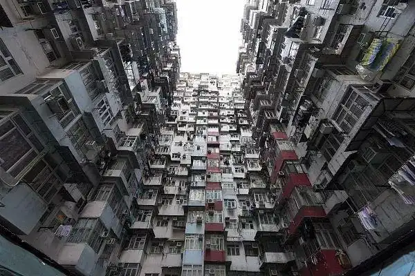 来到香港的盆友们,肯定对香港的屋村有着很深的印象,香港的屋村就是