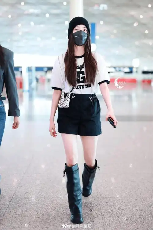 欧阳娜娜日前现身机场,身穿全套代言的纪梵希服装,毛帽与长靴的搭配看