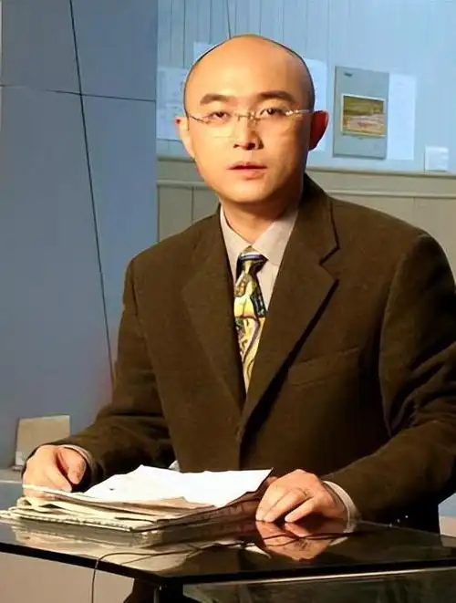 此时的孟非已经因为长期工作导致脱发严重,光头小伙的形象已经出现了