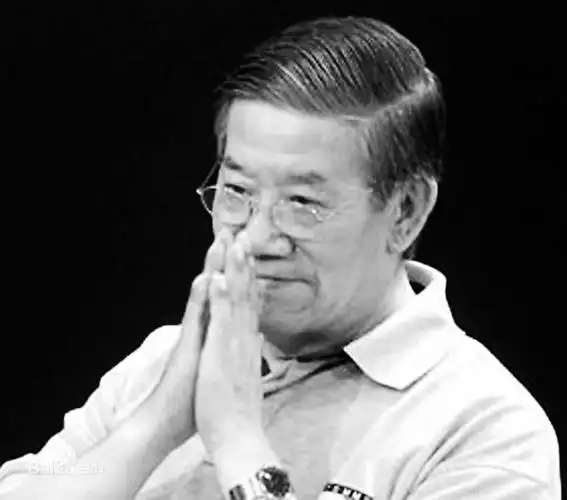 英若诚就是围城里的高校长. 还是跟英达挺象的,比儿子有魅力.