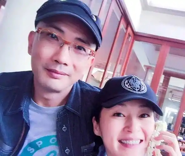 万绮雯内地开民宿穿短裙秀110cm长腿与老公分隔两地无损感情