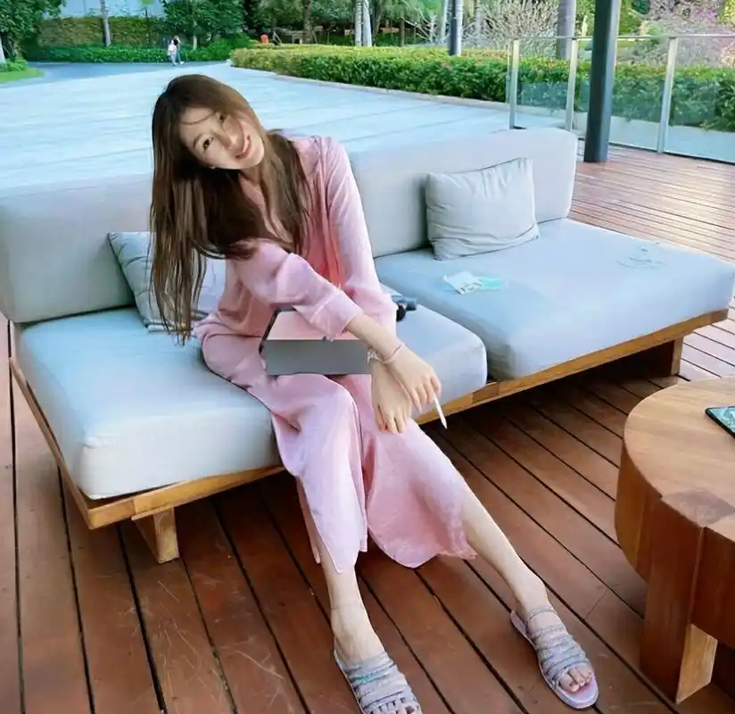 陈露晒近照!穿黑色内衣秀身材,住美国豪宅,与孙悦分居生活滋润