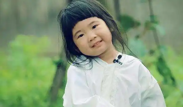 曾说曹格女儿是丑星二代如今女大十八变越来越美十分可爱