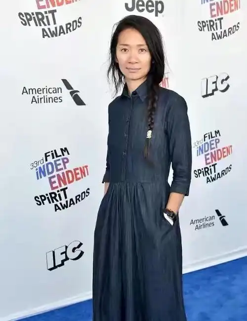 女导演赵婷真自信,穿碎花裙背双肩包走红毯,纯素颜气场却强大|穿搭|版