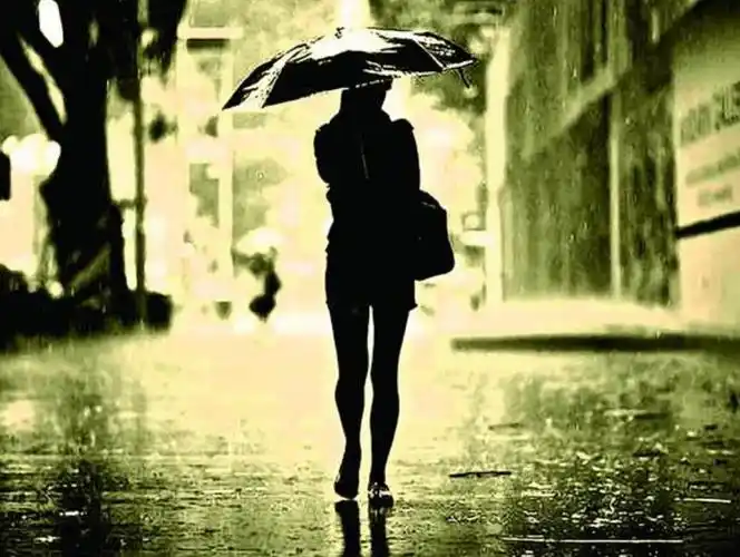 女人雨中打伞伤心图片,伤心女子下雨撑伞图片