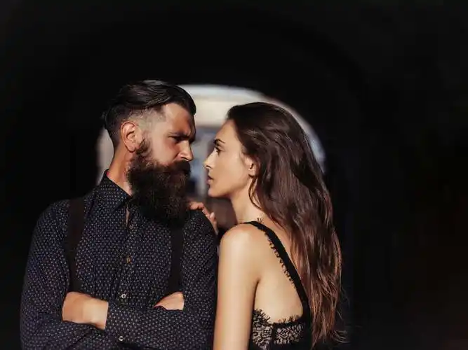 在深情对视的时尚外国夫妇