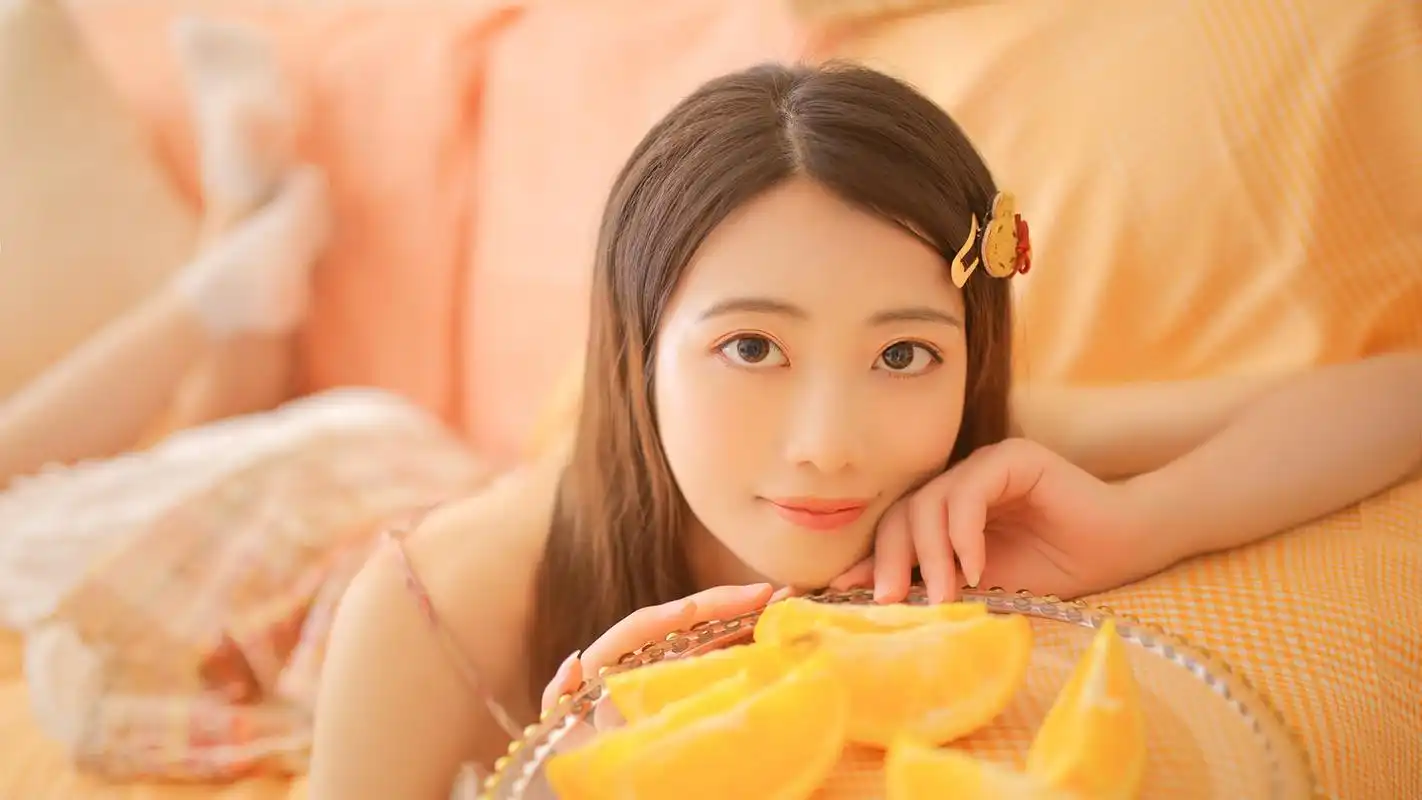 森系美女吊带装居家性感写真图片壁纸