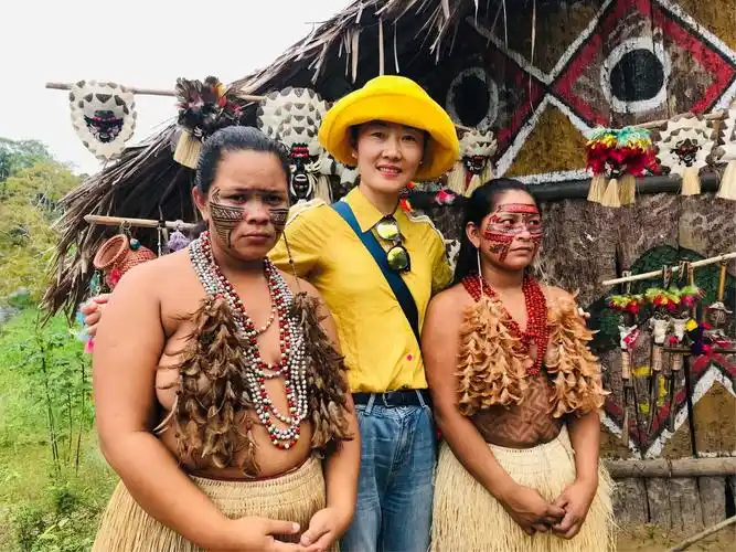 亚马逊热带雨林中原始部落的土著人