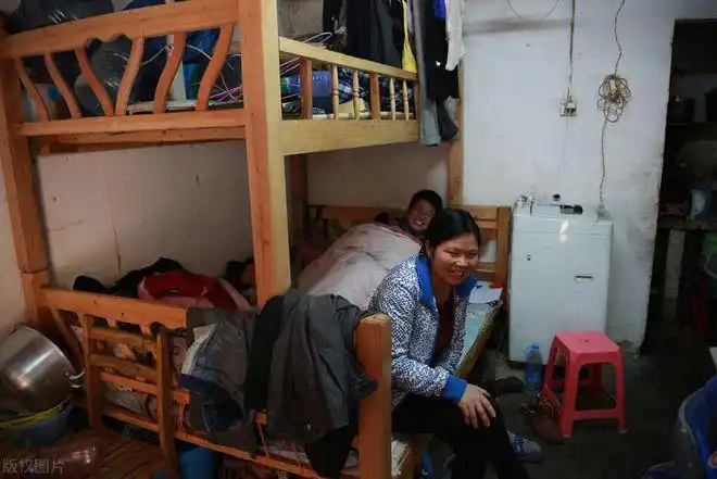 工地宿舍"大混寝",农民工夫妻档会尴尬吗?|租房_网易订阅