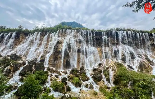 航拍九寨沟诺日朗瀑布,感受中国最美水景魅力,人间仙境名不虚传  "