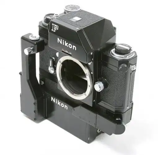 配备了尼康f36电动过片手柄的大f,这个附件非常稀少,二手价格也很昂贵
