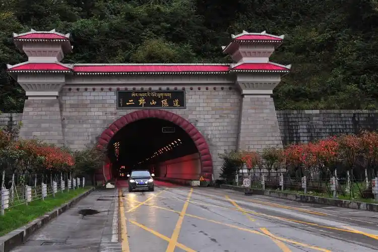 特长山岭公路隧道——二郎山隧道,获第四届"詹天佑土木工程奖"