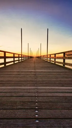 棕色木板长桥风景图片