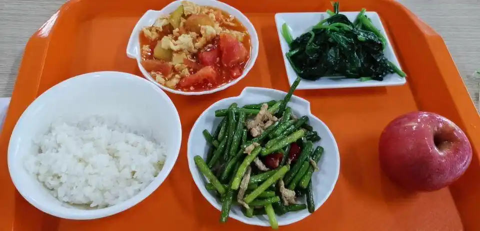 最近两个月的工作餐,有在公司食堂的,也有在 em>外场服务 /em>单位