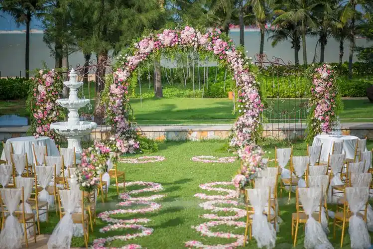 户外草坪婚礼鲜花拱门背景墙