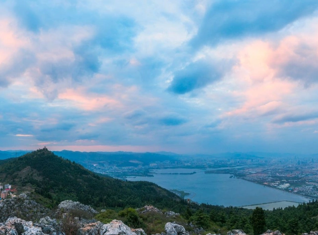 登山漫步,俯瞰天池,云南昆明西山风景区!