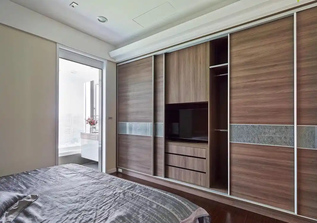 现代卧室衣柜装修效果图