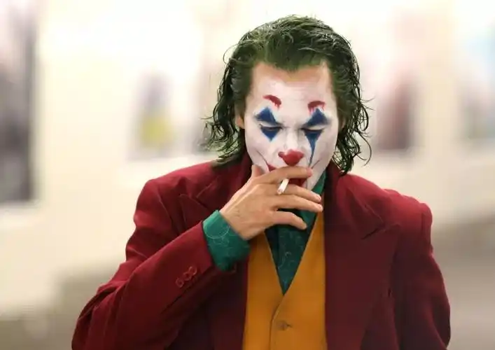 潮流| 小丑绝命狂奔被车撞倒,《joker》惊险场面曝光