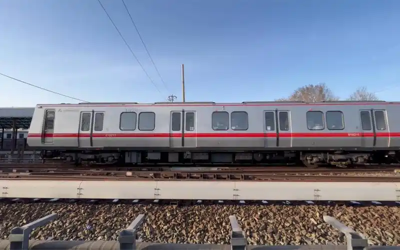 从侧面看北京地铁1号线列车_哔哩哔哩_bilibili