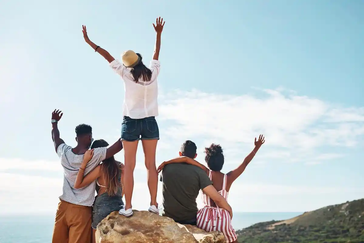 用手机拍摄多人合照的14个技巧: 1. 找到一个良好的背景:选择一个美丽