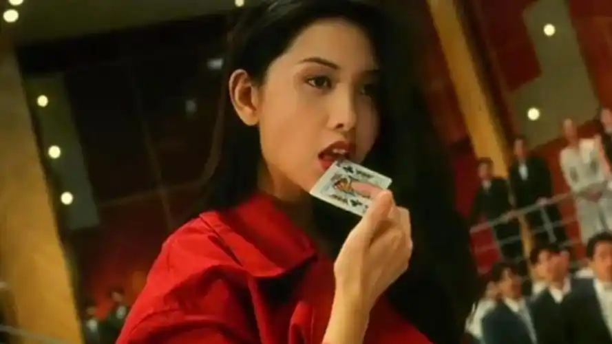 邱淑贞秀赌技用嘴巴叼牌那一瞬真是帅