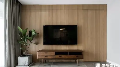 电视墙以木饰面打造,搭配原木电视柜,舒适又有质感.