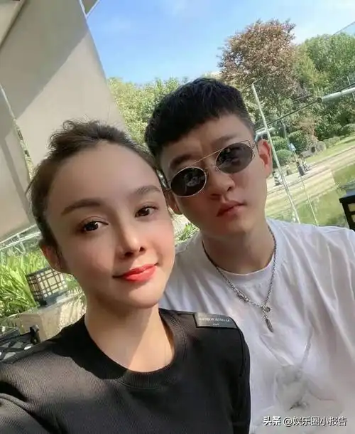 曹云金唐菀疑似复婚,二人摒弃前嫌,共同陪伴女儿成长.