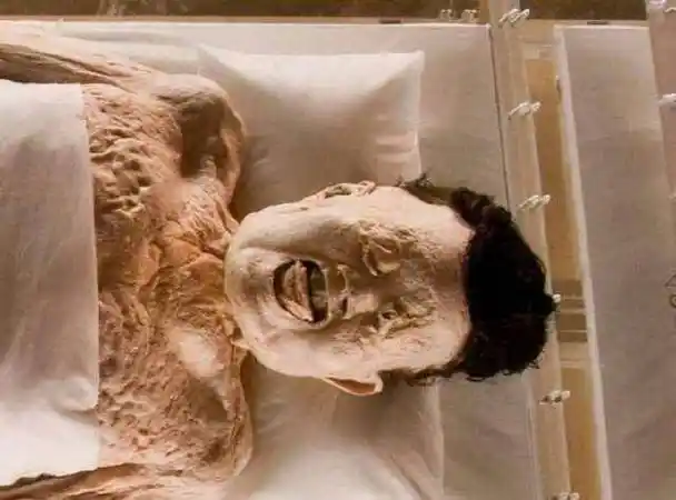 乾隆墓中惊现陪葬女尸,身穿龙袍,面带神秘微笑_皇帝_地宫_尸体