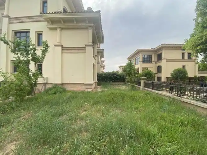 恒大山水城双拼别墅221平可装电梯户型370万