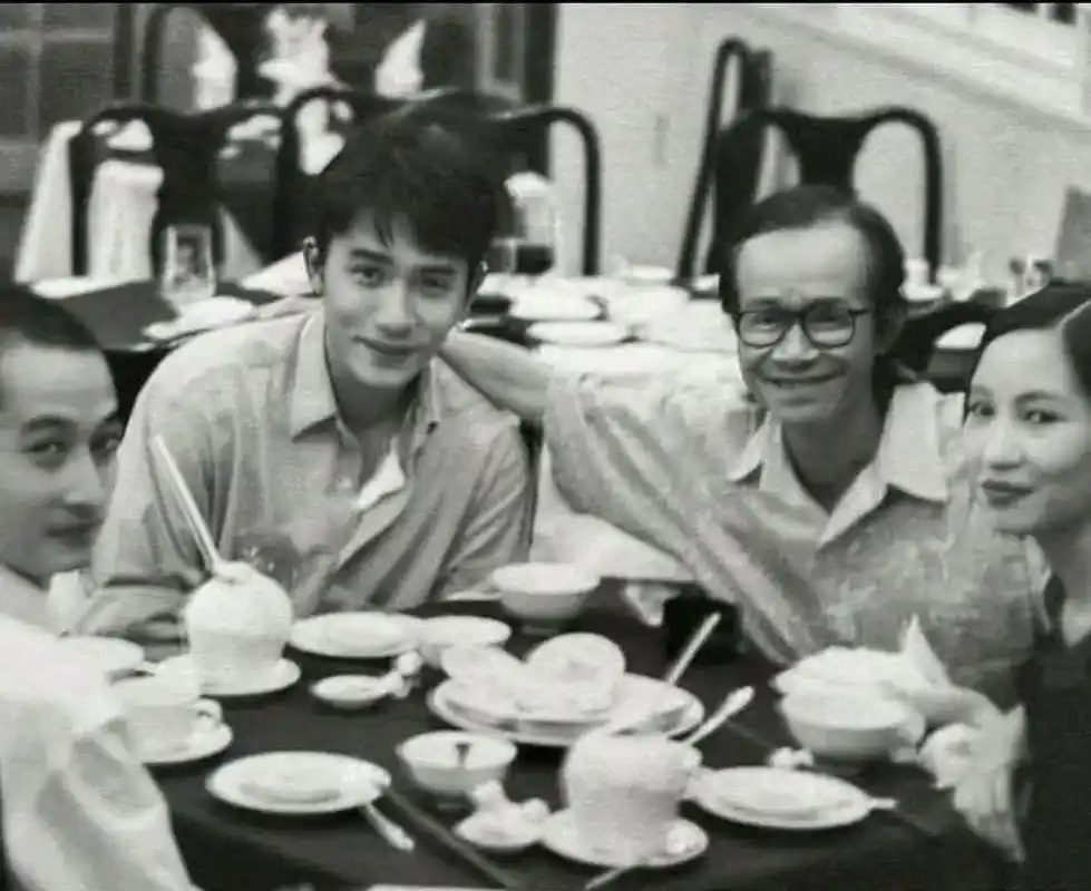 哇塞,有个新发现,朱一龙与梁朝伟年轻时候长的好像啊,就像亲兄弟一样.