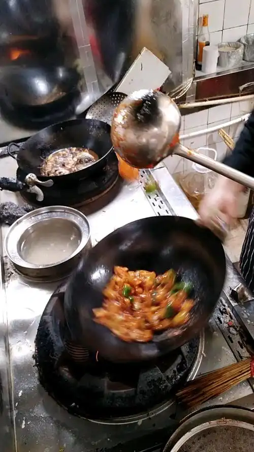 全民:看看厨师翻锅技巧值得表扬