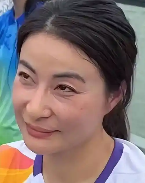 郭晶晶是中国著名的跳水运动员,被誉为"跳水皇后",为国家赢得了无数