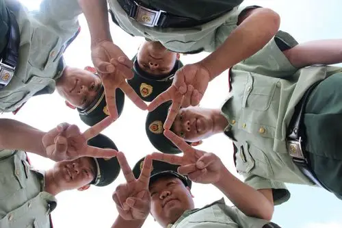 就这样,我们学会了团结,知道了"兄弟"的含义.