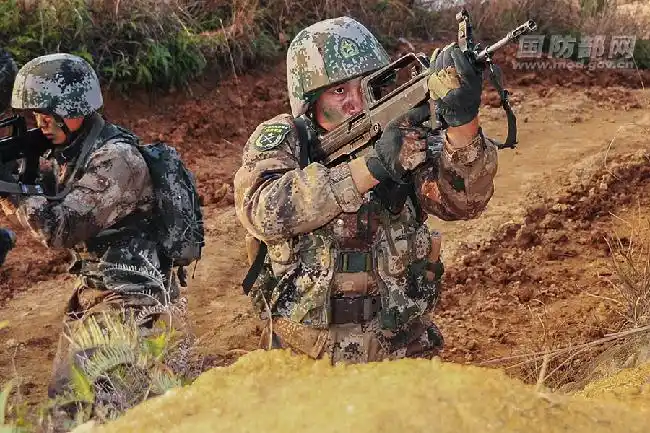 陆军第31集团军某装甲团野外训练场上硝烟弥漫 - 中国军网