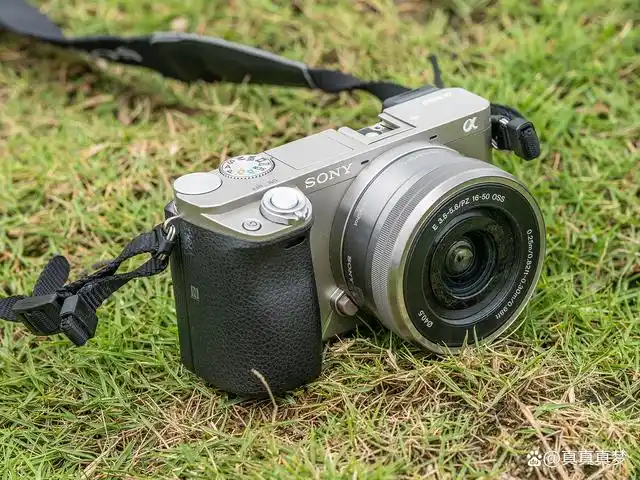 索尼a6000是2014年发布的aps-c画幅无反(微单)相机,兼容sony旗下e卡口