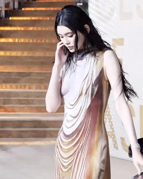 奚梦瑶原本就有着178厘米的身高,在娱乐圈这么多女明星们当中也属于