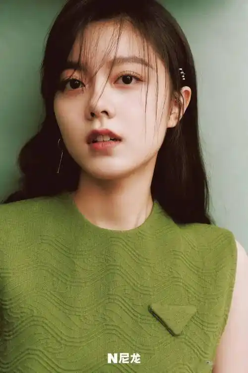 00后小花赵今麦gq黑白风格写真大片变身摇滚酷女孩