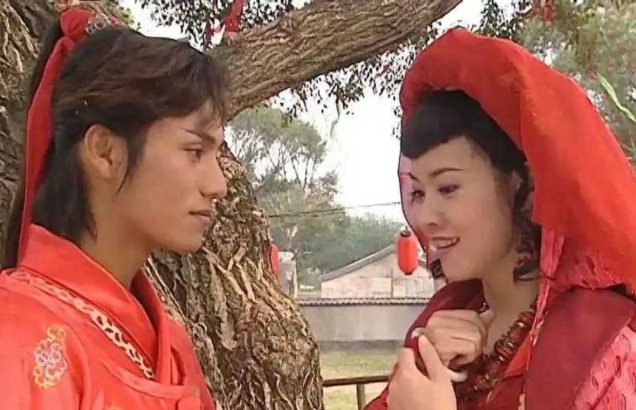 陈坤和曾宝仪在《明扬花鼓》里的造型,搁现在来看,着实有点点一言难尽