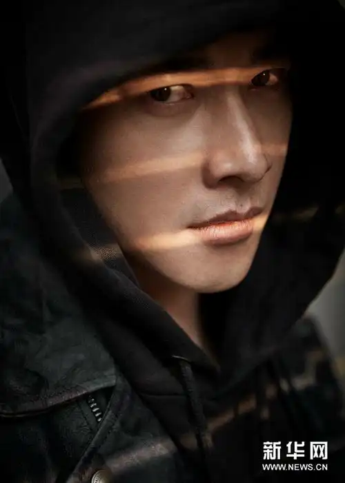 罗晋硬汉风格写真目光坚毅眼神有戏