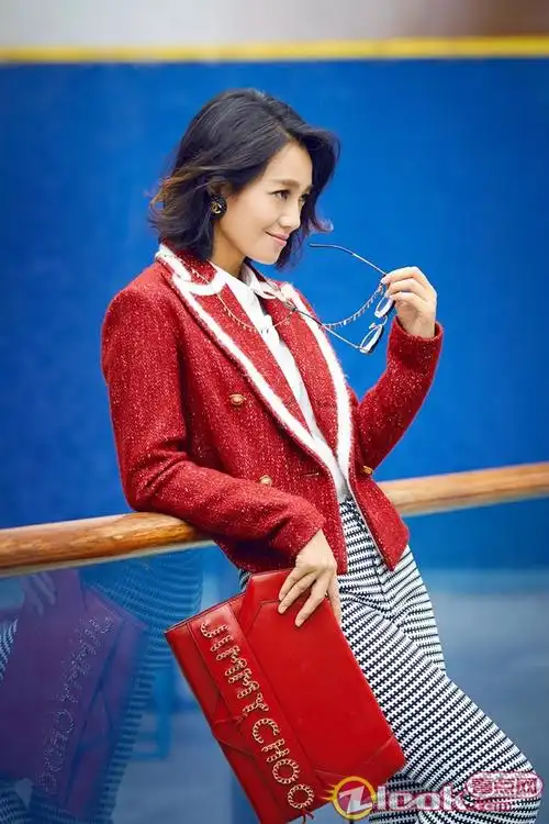 朱丹复古街拍曝光 独特演绎"丹"式优雅