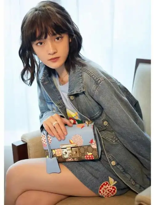 gucci星光99 演员文淇一袭牛仔夏装佩戴gucci icon系列宝石戒指